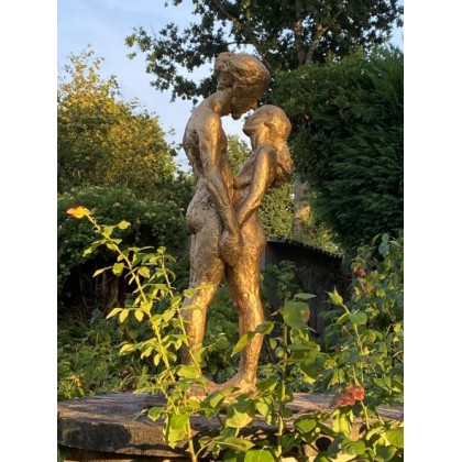 Sculpture en bronze avec patine dorée amants
