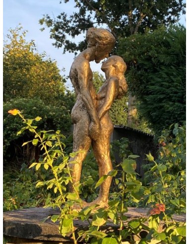 lovers in bronze with golden patina, perfect for in the garden