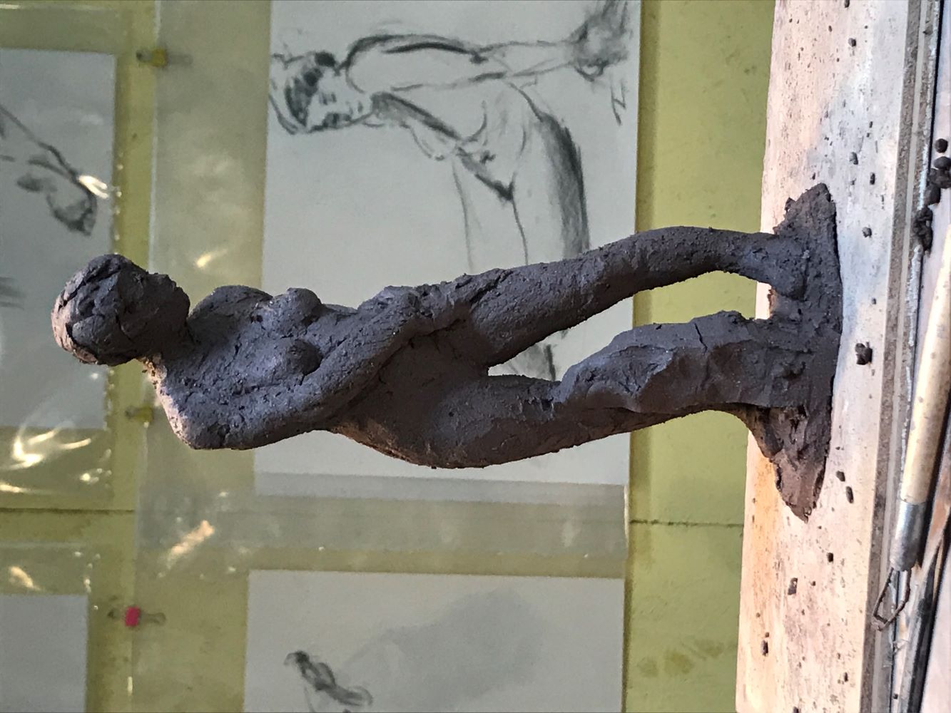 deuxième personnage debout 